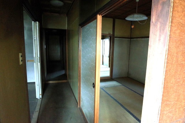 和室と風呂へ続く廊下