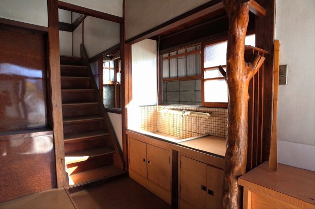 レトロな水場と階段