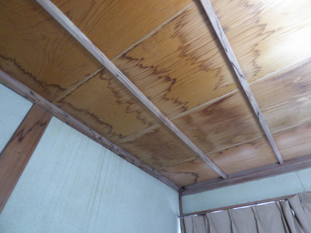 2階和室　以前の雨漏りのシミがあります。