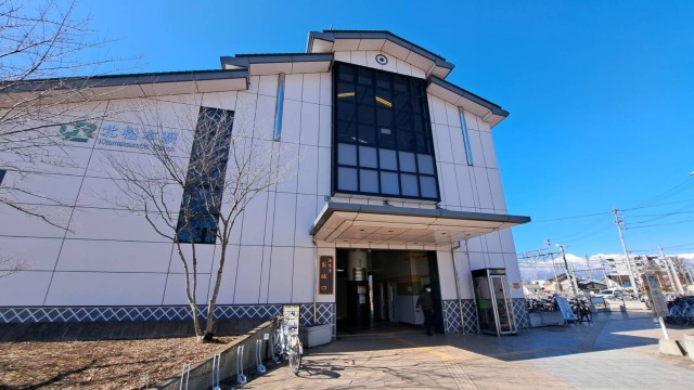 北松本駅　東口(約1.7㎞)　安曇野方面へ向かう大糸線、塩尻～長野へ向かう篠ノ井線があります。