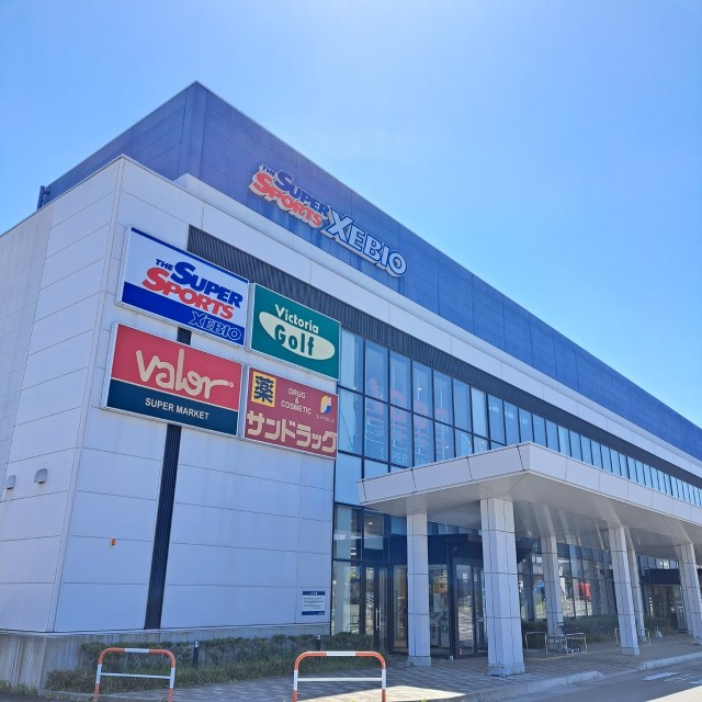 ゼビオ松本芳川店(約3.1㎞)　スポーツ用品店の中にスーパーとドラックストアが入っています！