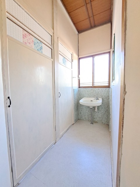 洗面スペースです。奥の扉がトイレ、手前が洗濯機置き場です。